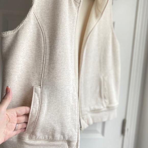 Warm, soft, stylish vest. Polyester fleece lined. - Picture 7 of 8